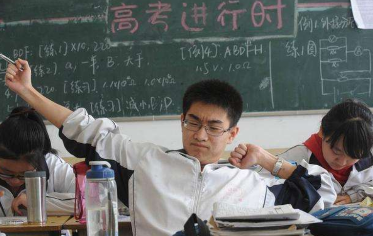 高考是早上几点开始（高三学生的一天曝光）