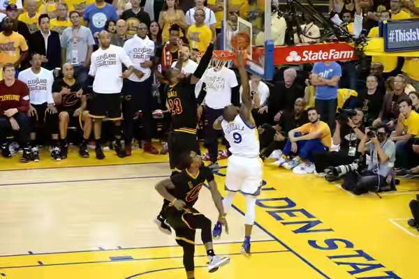 勇士和骑士总决赛回放（16年骑士4：3逆转勇士夺冠，老詹场均29+11+9，那么欧文乐福呢？）-趣拿体育