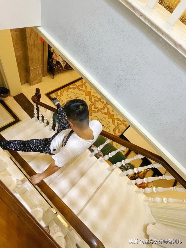 他家四层大别墅，500万豪华装修，客厅摆床、冰箱贴膜，处处踩坑