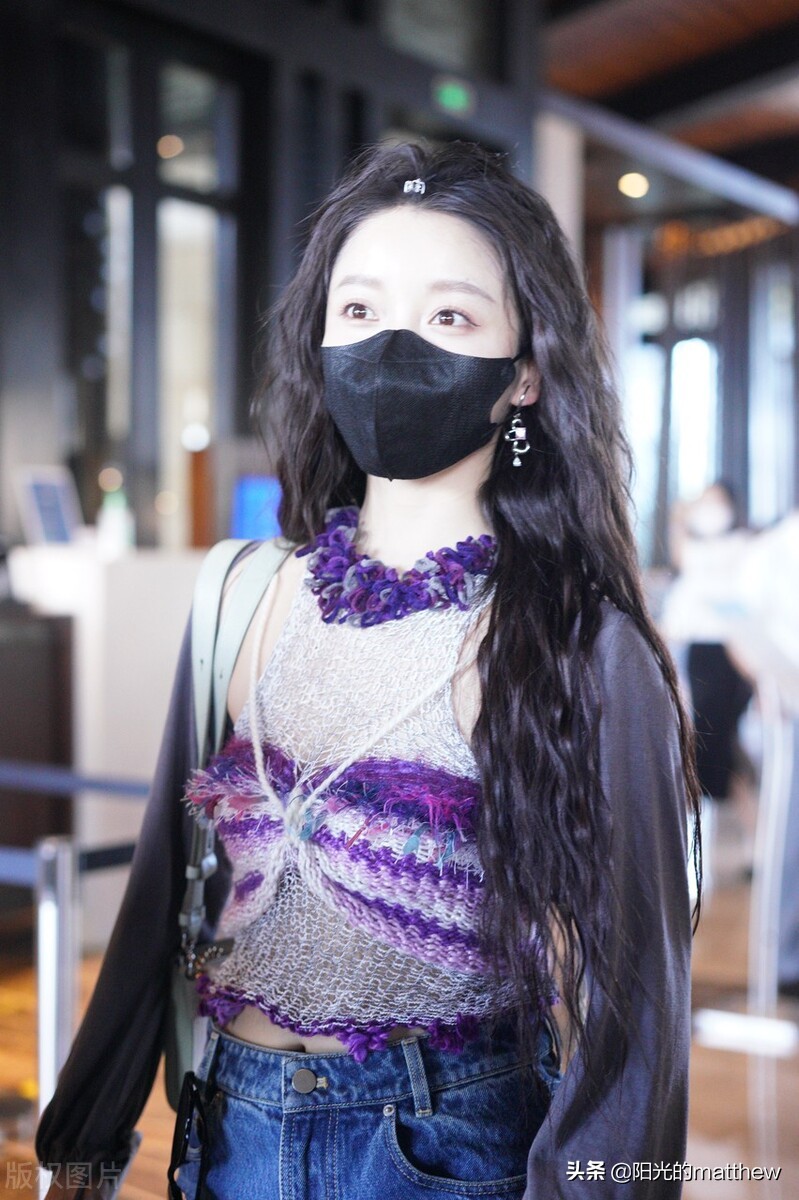 街拍：姜贞羽长发飘逸时尚亮丽，遇粉丝热情打招呼