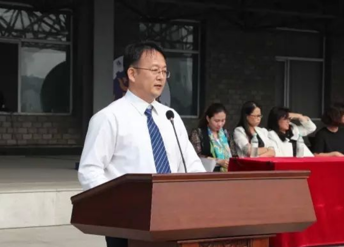 辽宁院校校长“最短”开学致辞，短短四句话，却让学生红了眼眶