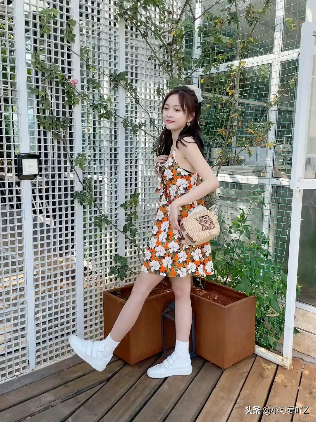 吴宣仪，吊带花朵裙，白色蕾丝发带，精致女孩可爱美丽