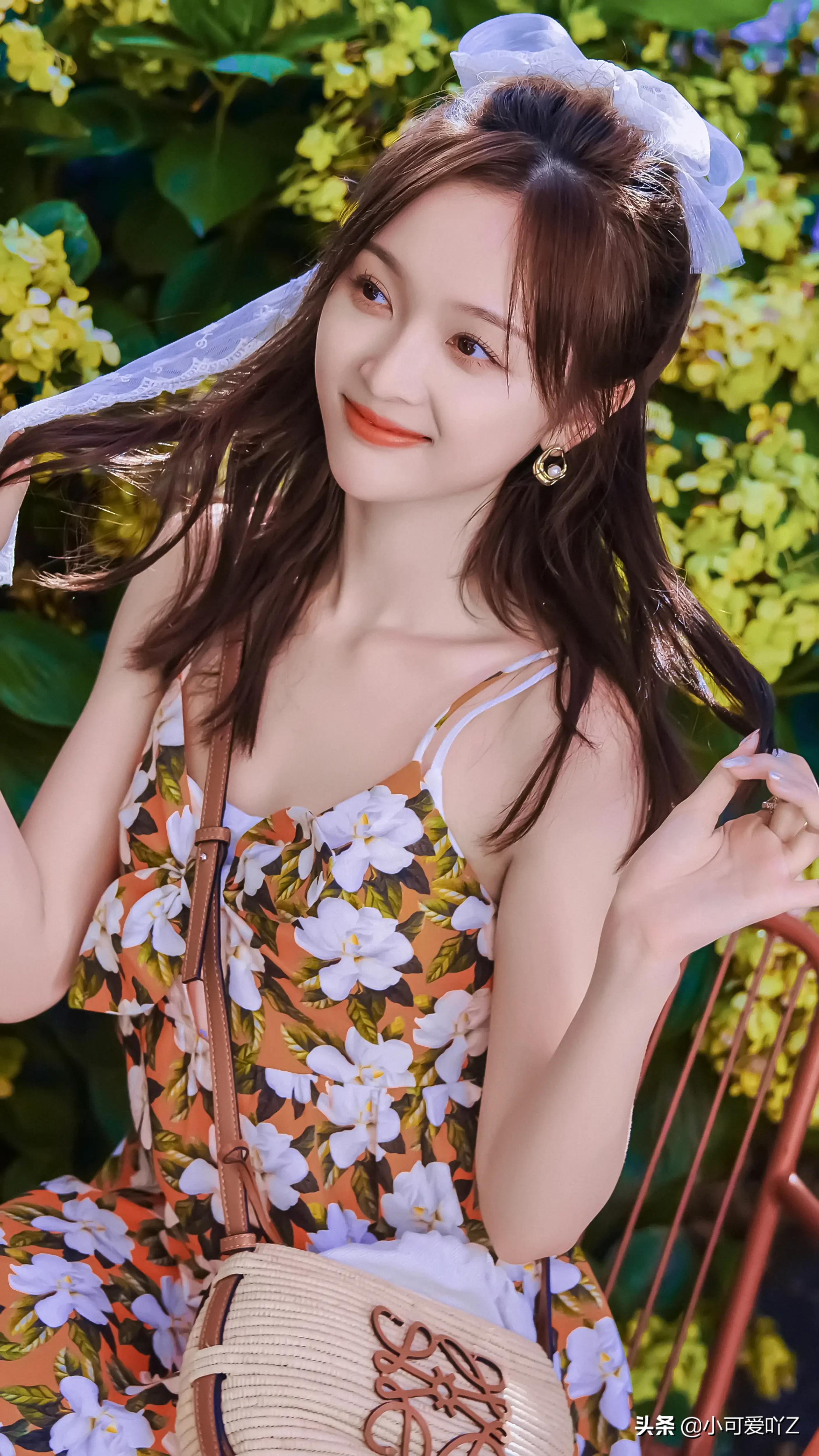 吴宣仪，吊带花朵裙，白色蕾丝发带，精致女孩可爱美丽