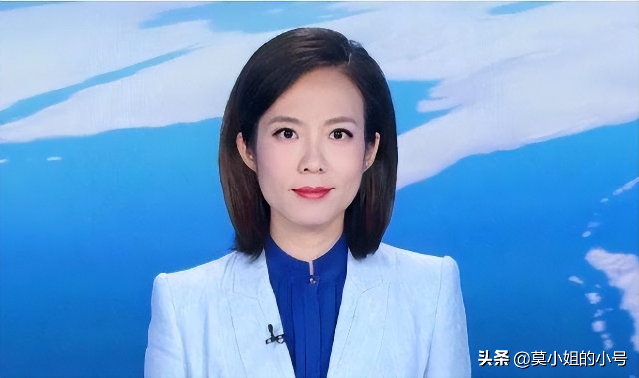 作为一名央视主持人,宝晓峰的业务能力自然没有问题,她沉稳,大气,清新