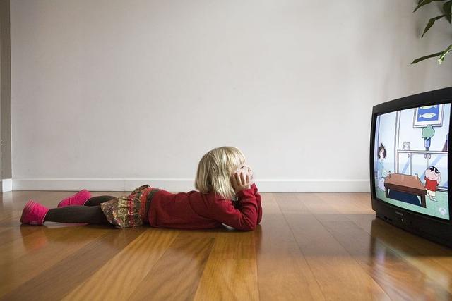 孩子如果哭闹,会打开电视让孩子坐在客厅客厅看,孩子就会变得很乖巧