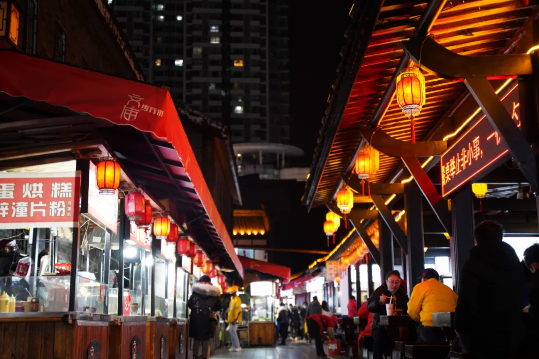 扮靓了城市夜景,色彩鲜艳的金鱼彩灯点亮了街巷,在德阳文庙步行街前门