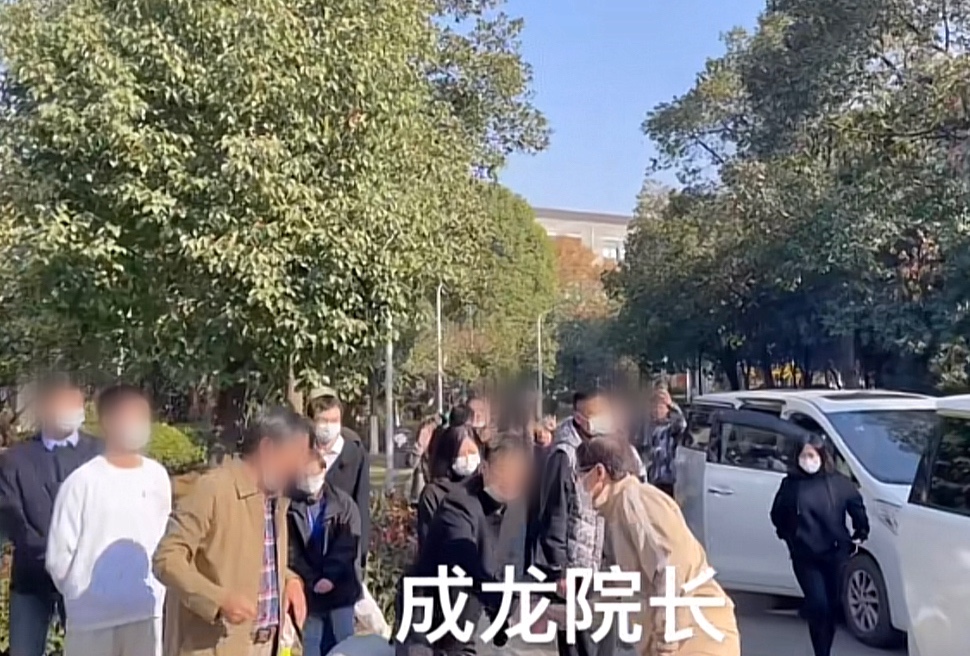 67岁成龙现身武汉高校上课，获百人迎接排场大，亲切打招呼无架子