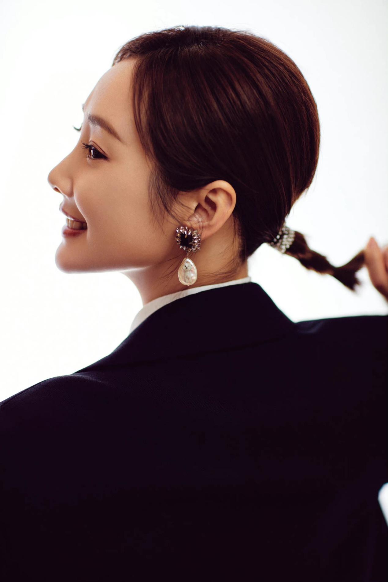 李纯不愧是一甜酷女孩,扎小辫子犹如"叛逆"的高中生,元气满满