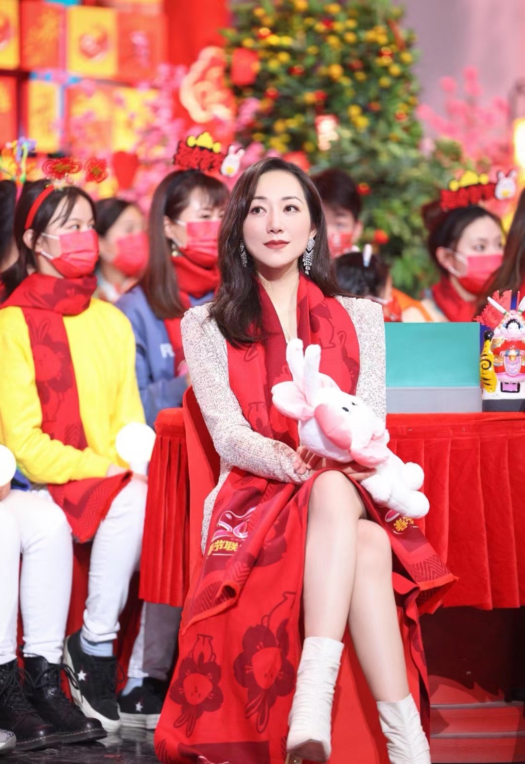 韩雪北京台春晚造型,亮片短裙配高跟短靴,时尚又显气质!