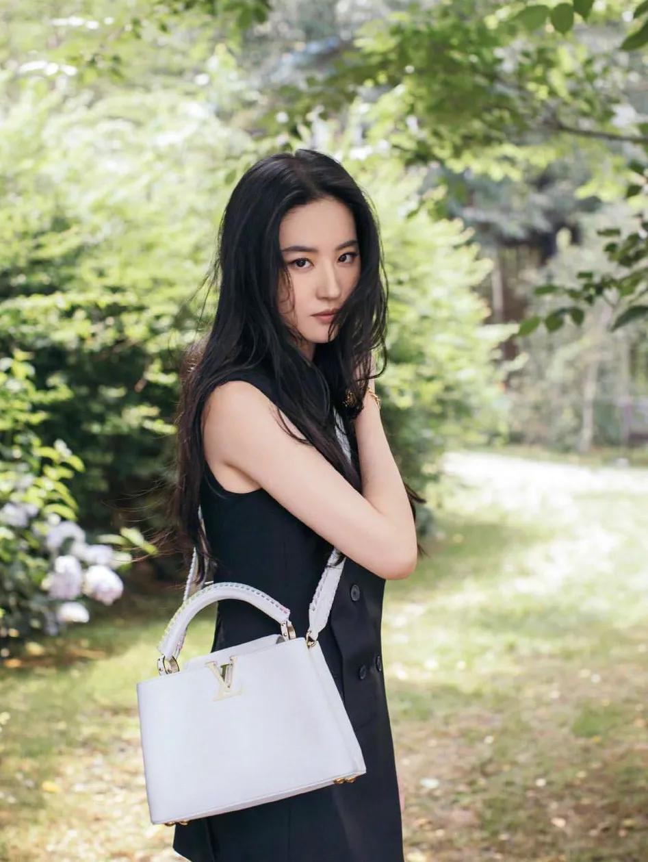 刘亦菲俏皮穿搭—别具一格，清雅脱俗，美到发光