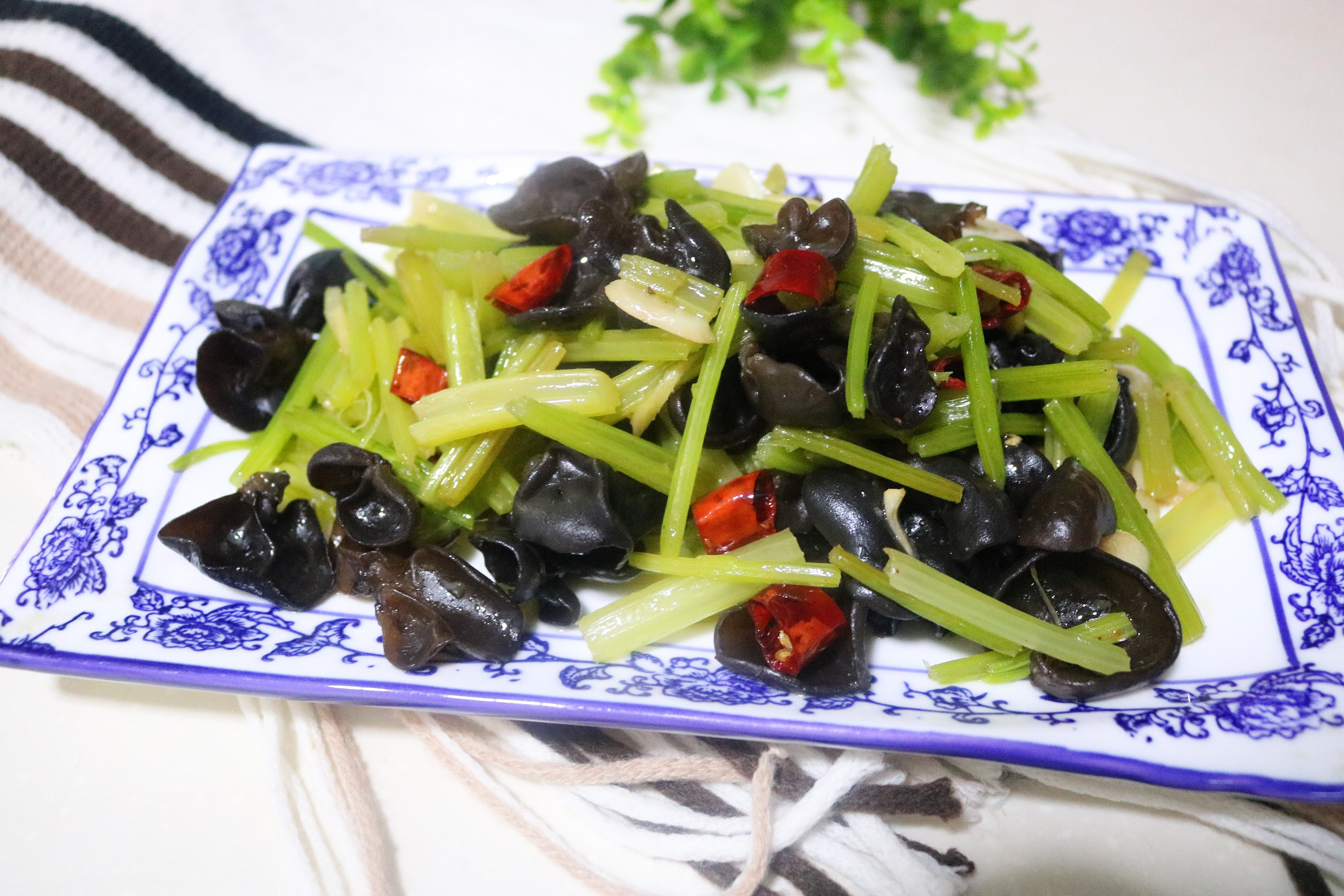 圖片[2]-中老年人夏天吃什么好 常吃這兩種堿性菜 營養(yǎng)美味 精神氣色好-起舞食譜網(wǎng)