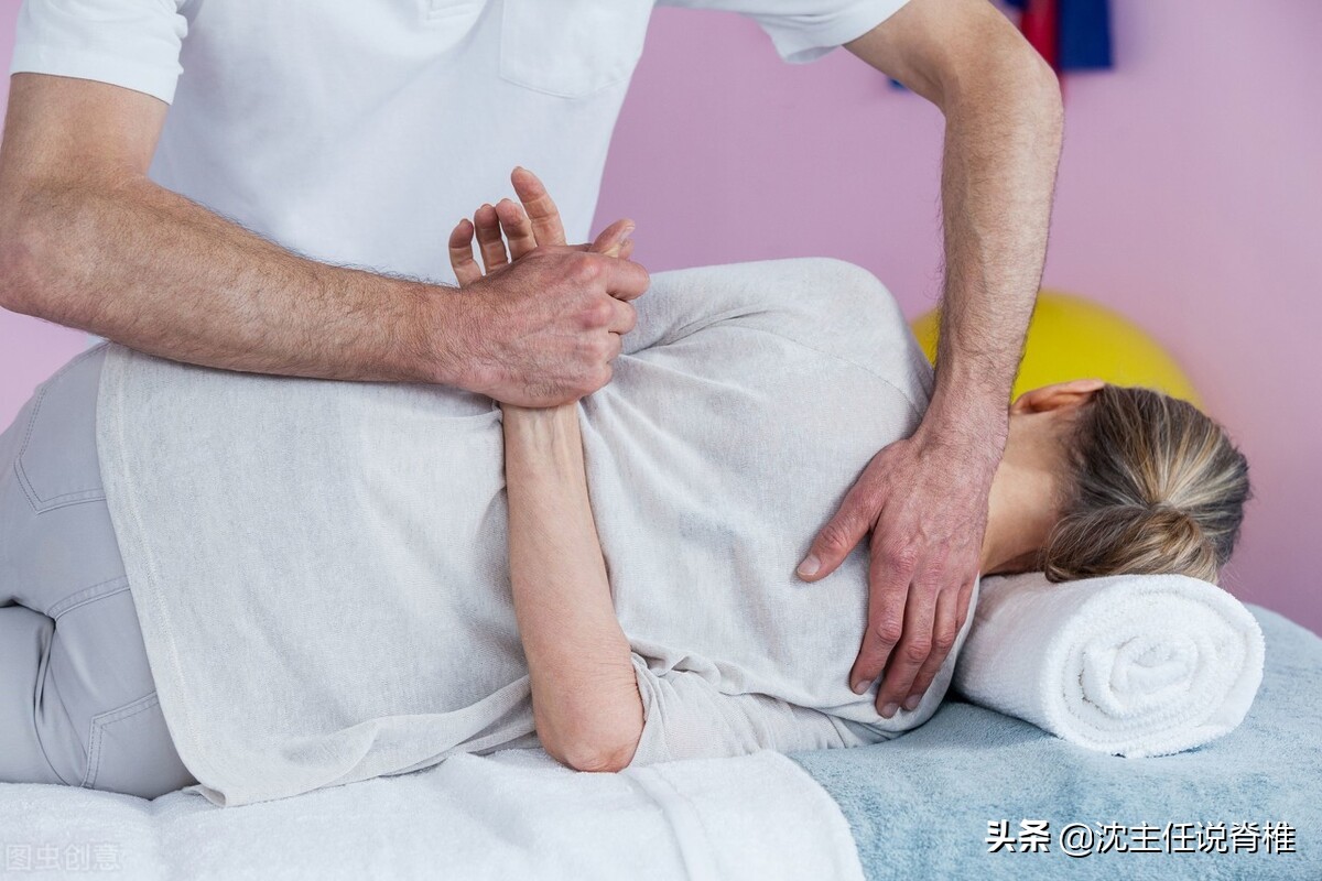 女子长期侧睡后，右肩出现疼痛是怎么回事？要如何治疗缓解？