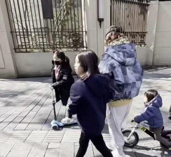 蔡少芬与闺蜜喝下午茶，素颜出街状态好，聊天时手舞足蹈超兴奋