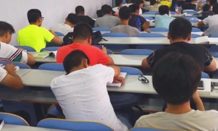 大学生的兼职“坑”曝光！本以为没啥坏处，却消耗了自己的未来