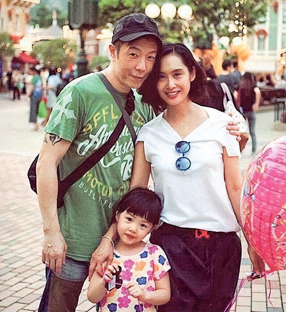 52岁朱茵现状 住深山残屋,开97年破车,她活成了娱乐圈李子柒