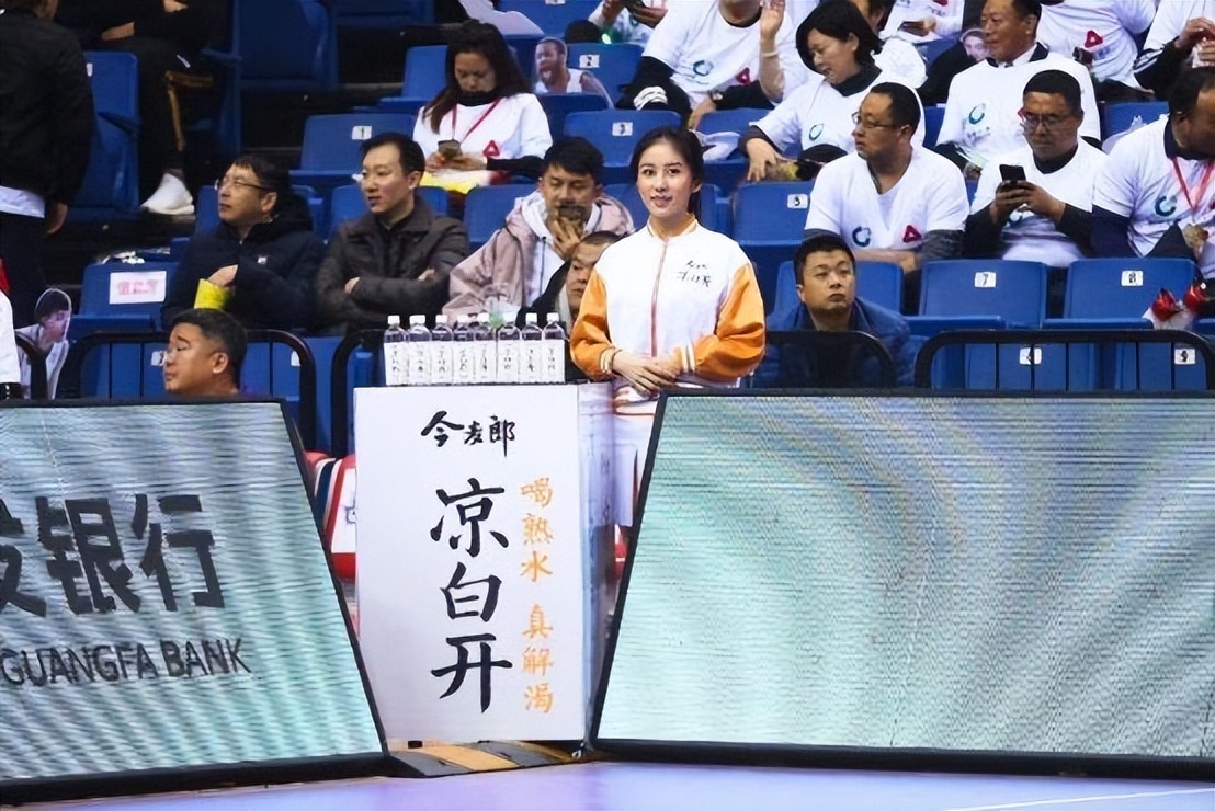 籃球比賽可以報多少人（CBA中職籃一支球隊可以有幾名球員？有多少人可以出現在替補席？）