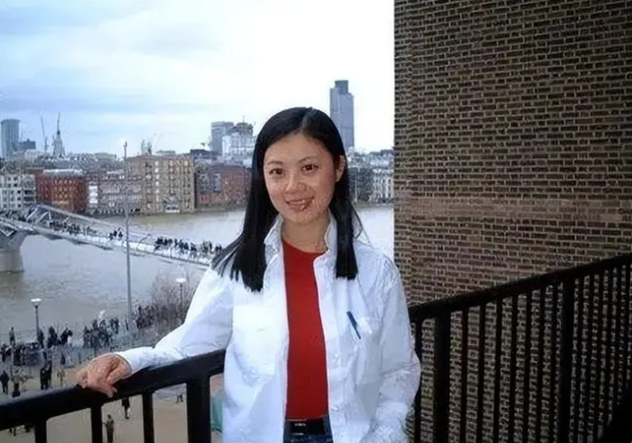 央视主持人姜丰:事业巅峰时赴英留学生子,离婚后独自抚养子女-蘑菇号