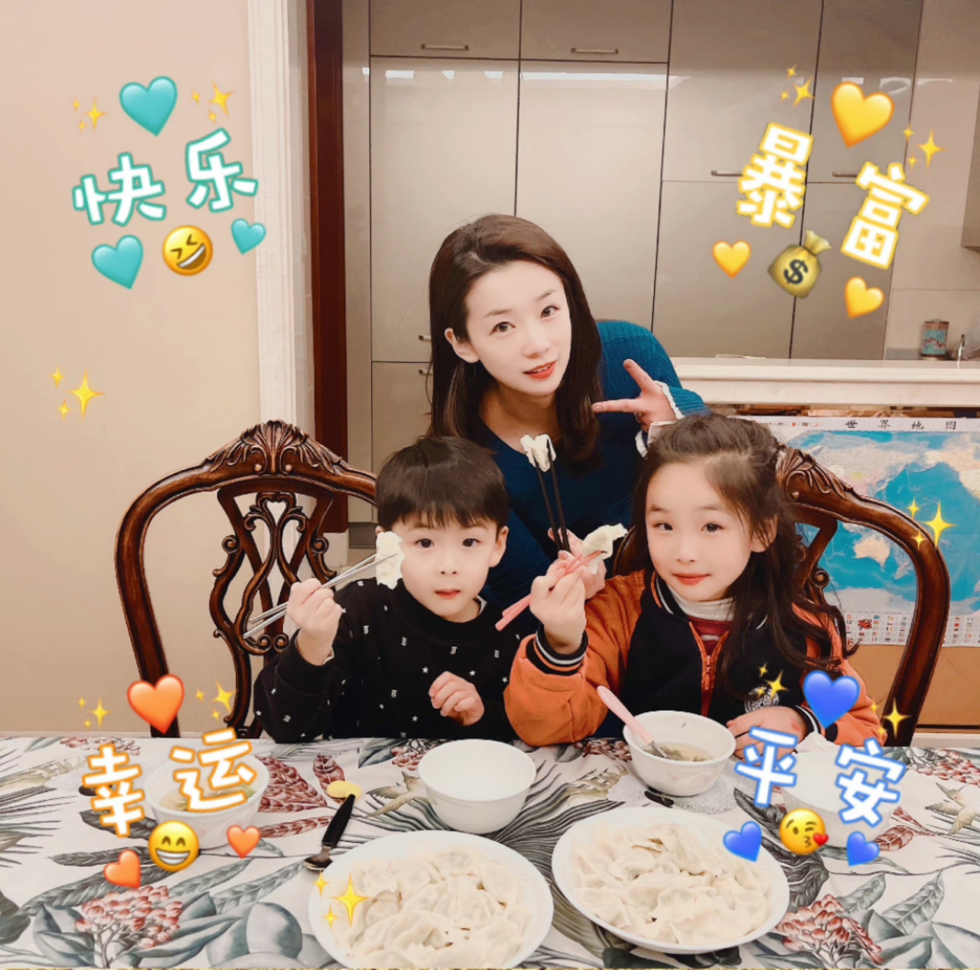 杨鸣妻子个人资料（杨鸣妻子晒9年前合影！手握彩礼卡相识1年便结婚，两人容颜无变化）