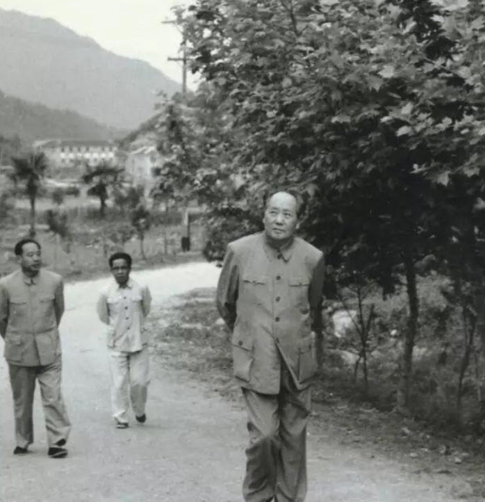毛主席重回井冈山，离开时嘱咐汪东兴：把两位嫂子请过来见一见