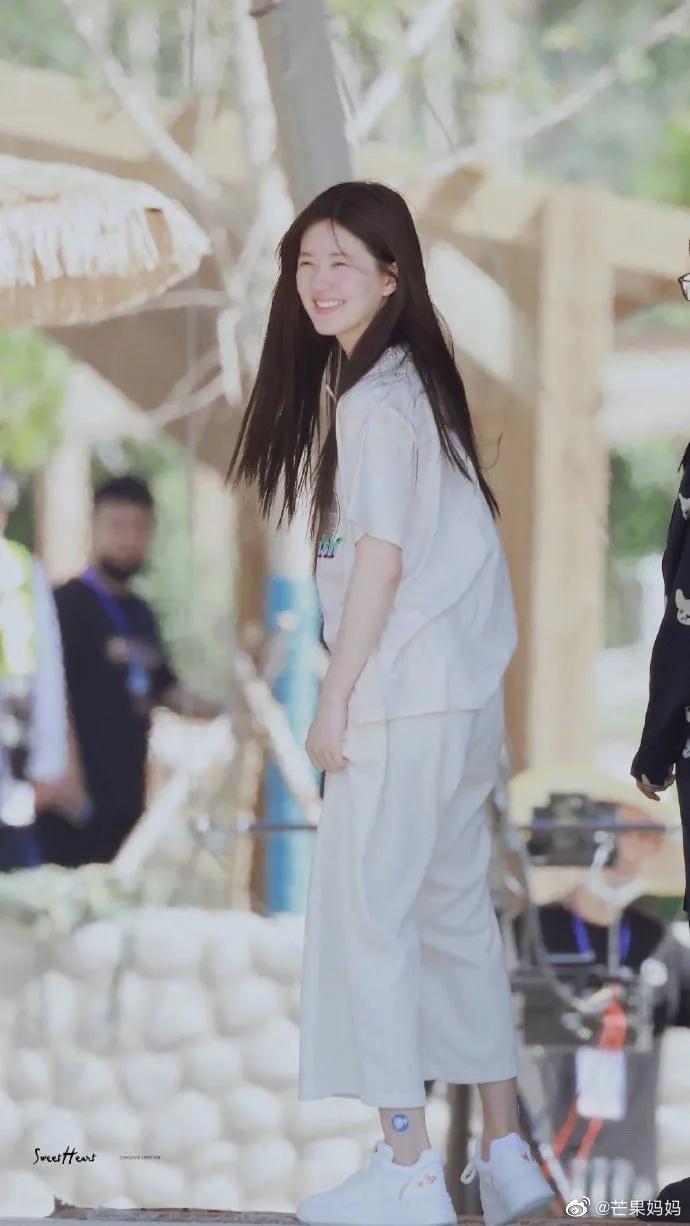 综艺《奔跑吧》直播截图中的赵露思小姐姐以及新疆收官路透哦