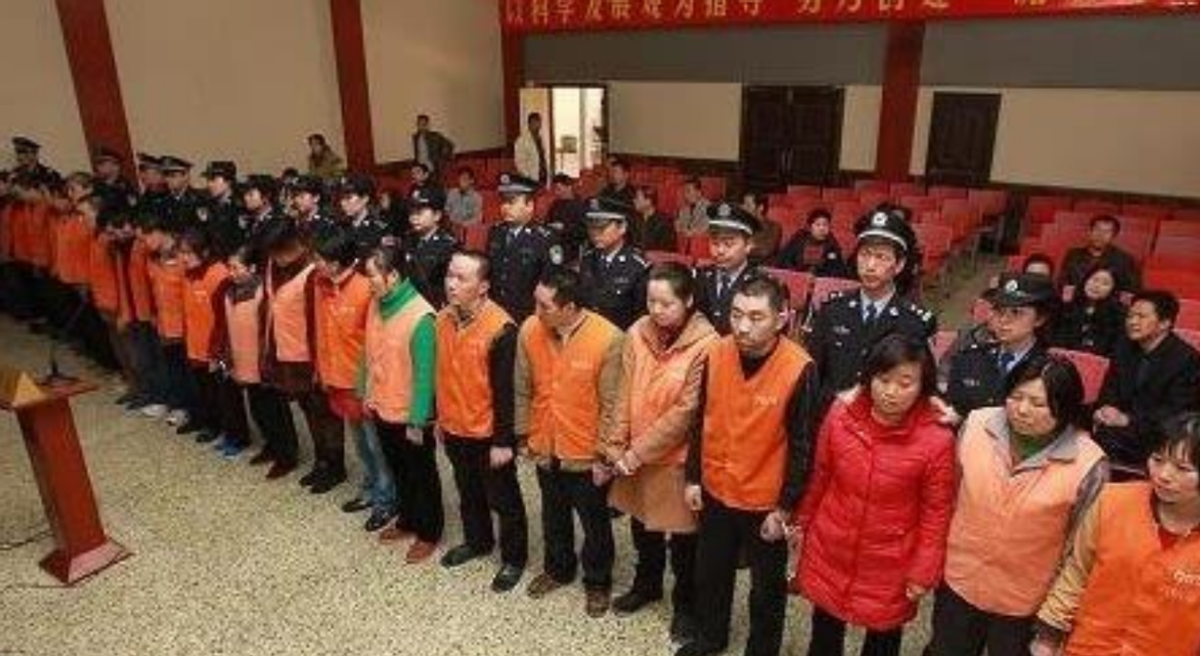 2009年，拐卖33个婴儿的喻立香被捕，判死刑后痛哭：我仨孩子咋办