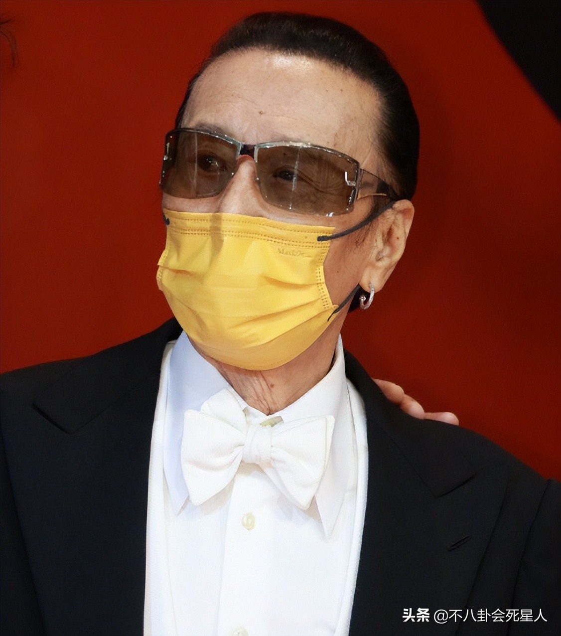 7月最土的三大红毯！鸡毛装、披床单、野猪造型，土得我笑出猪叫