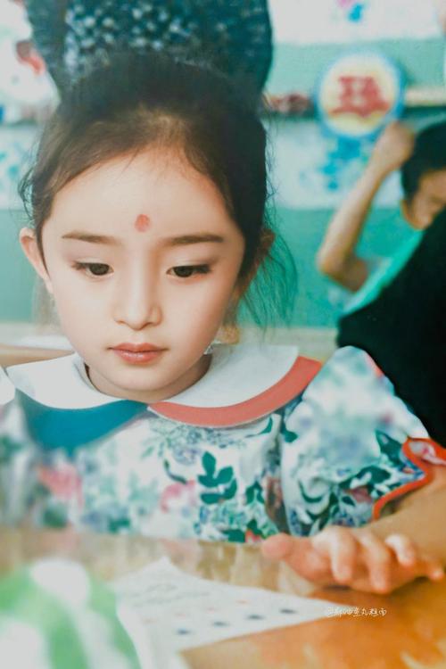 35岁刘亦菲和36岁杨幂站在一起,两人的"差距"瞬间就显现出来了