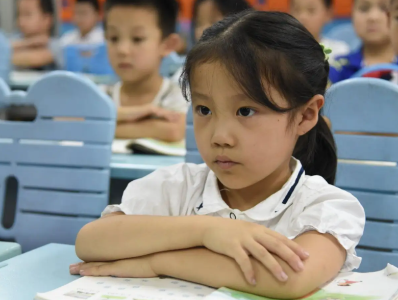 小学阶段共有多少节课(推迟中小学生早上到校时间，多地已明确落实，家长却招架不住了)