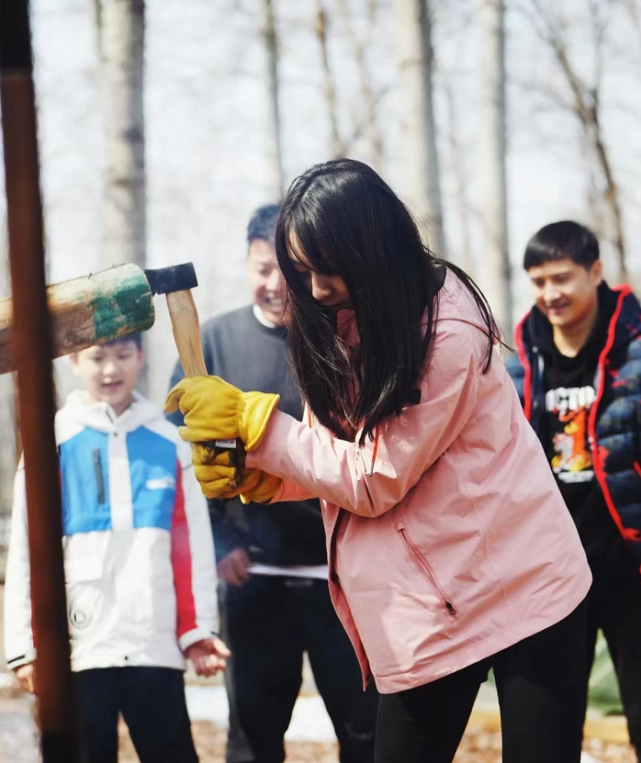 田亮夫妇带儿女露营，森碟和弟弟劈柴生火，干起活来一点不矫情​