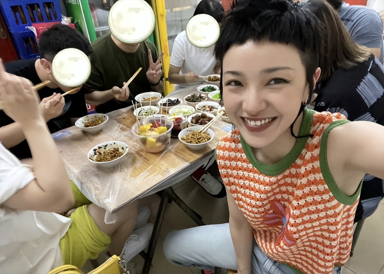 郭采洁一改往日滤镜脸，脸油还开原相机，实力证明真实比颜值重要