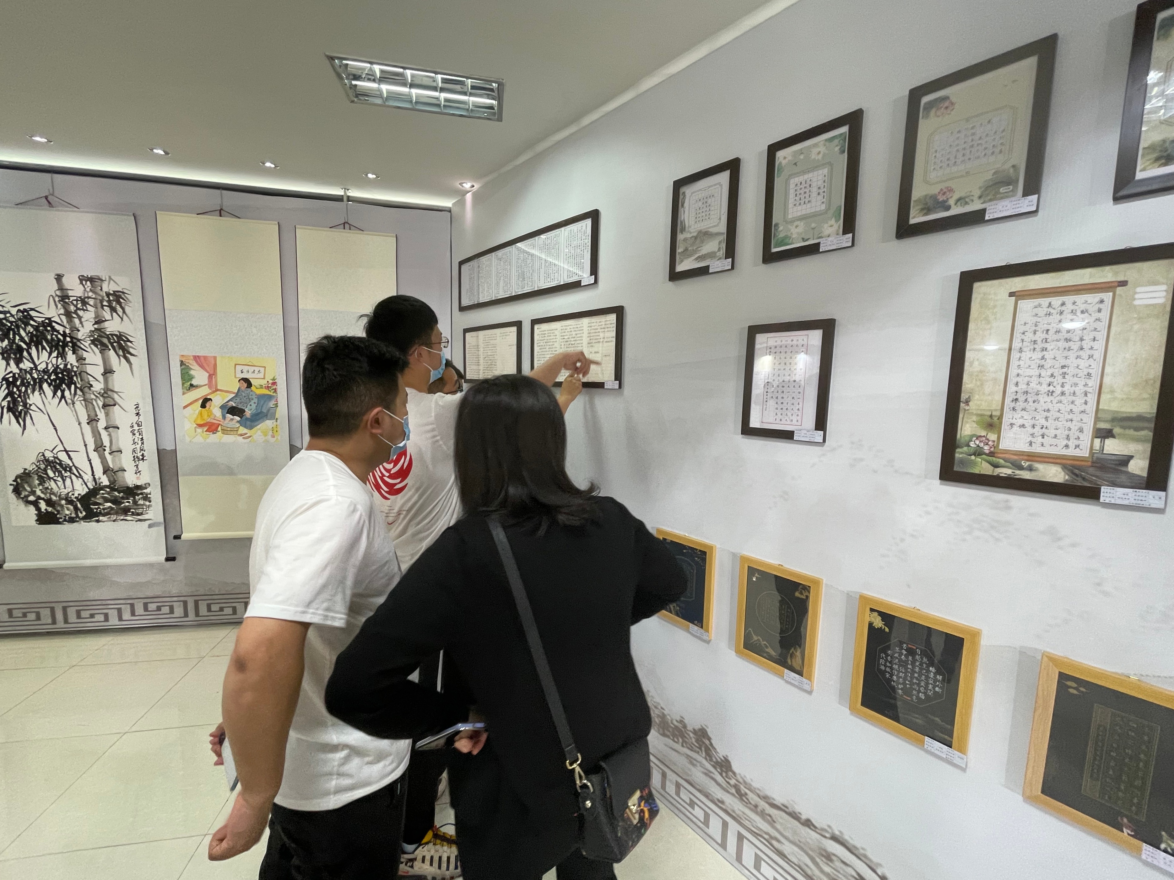 盐亭县中医院组织党员参观“清风满盐亭·廉潮涌万家”廉洁书画展