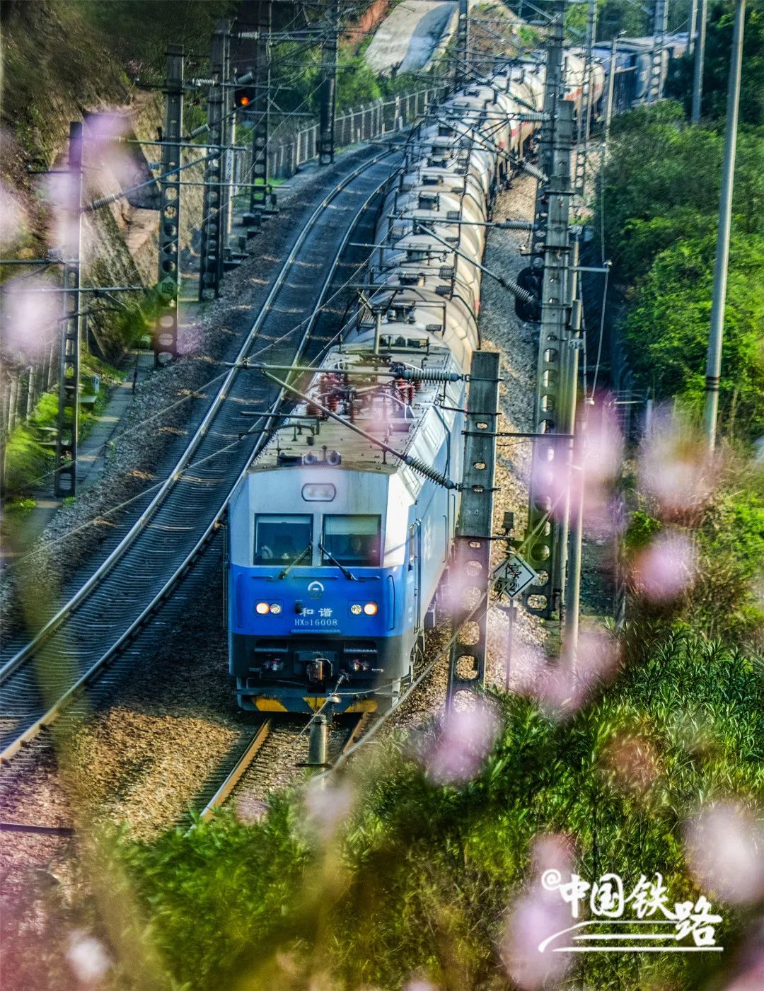动车图片大全大图真实(穿梭在流动中国里的火车，惊艳时光！)