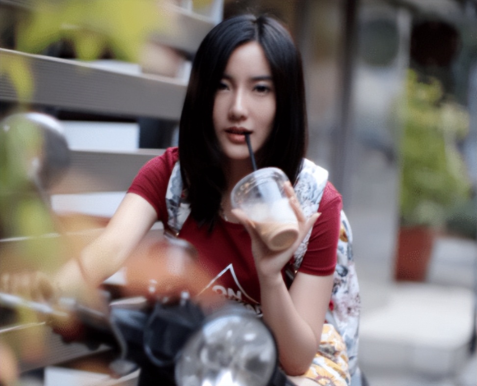 清华大学新晋校花火了，高考“双料第一”，跟“奶茶妹妹”有一拼