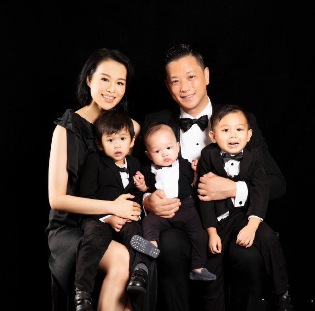 幸福爆表！胡杏儿晒一家五口为老公庆生，李乘德获妻儿献吻超满足