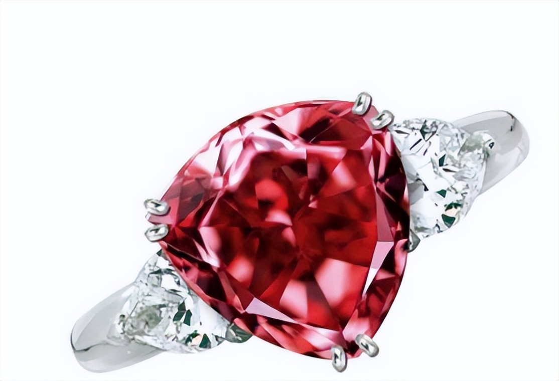 四月生辰石|钻石：你知道钻石会发光吗？哪个钻石最有价值。