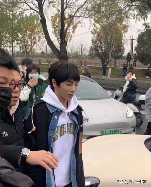 謝霆鋒華晨宇現身武漢街頭，相差10歲看不出年齡差，增高鞋引熱議
