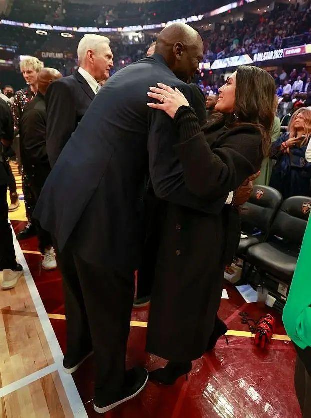 nba球星的下巴有哪些（雙下巴，體重200斤！瓦妮莎太胖了，喬丹差點抱不住她）