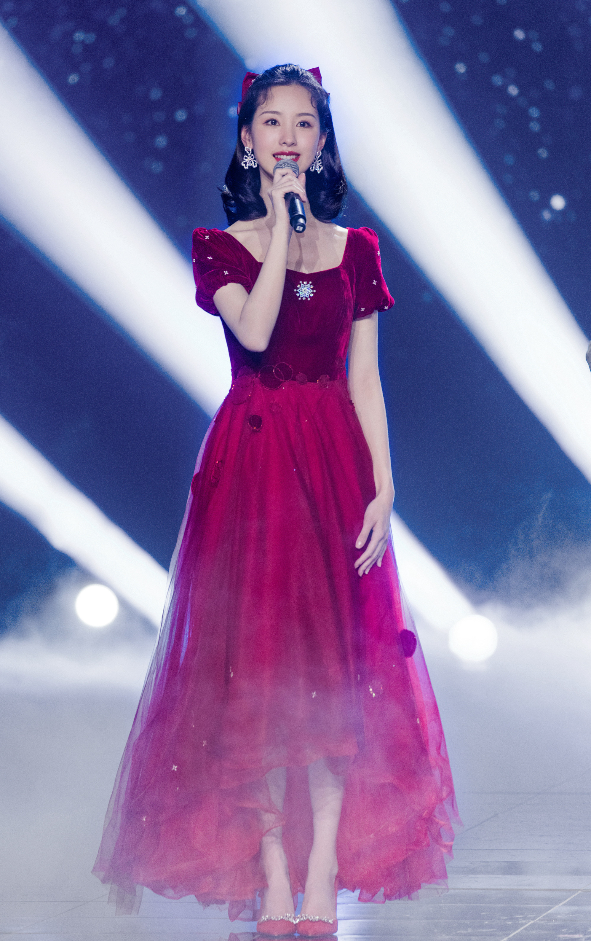 晚会造型,陈都灵复古港风失手暴露头肩比,杨幂百花露背裙很惊艳