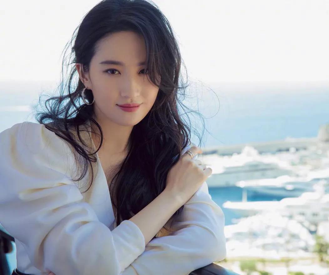 刘亦菲俏皮穿搭—别具一格，清雅脱俗，美到发光