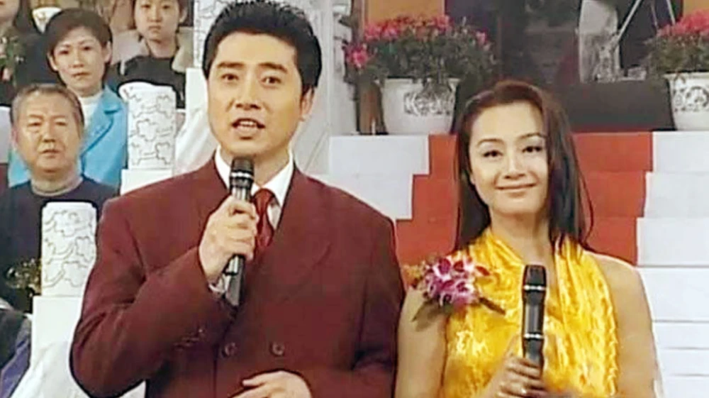 8位红极一时的央视主持人现状，61岁未婚，直播带货，身家过亿