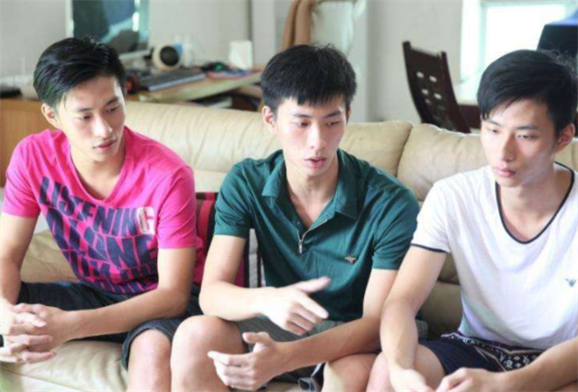 不靠颜值靠实力的三胞胎兄弟，原来学舞蹈，现在成了军营男子汉