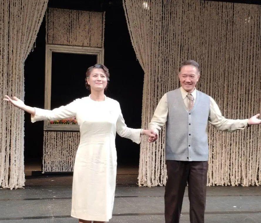 李幼斌夫妻俩演话剧，穿衬衫背心体面儒雅，娇妻穿白裙富态优雅