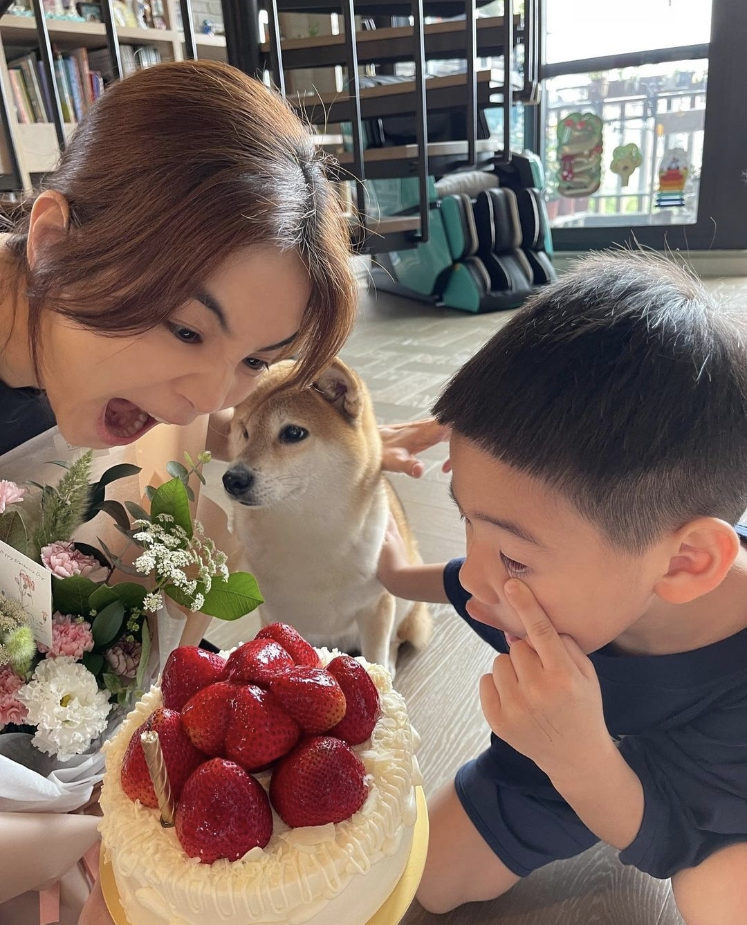 Ella庆祝结婚10周年，提前过母亲节被儿子治愈，网友赞劲宝很会撩