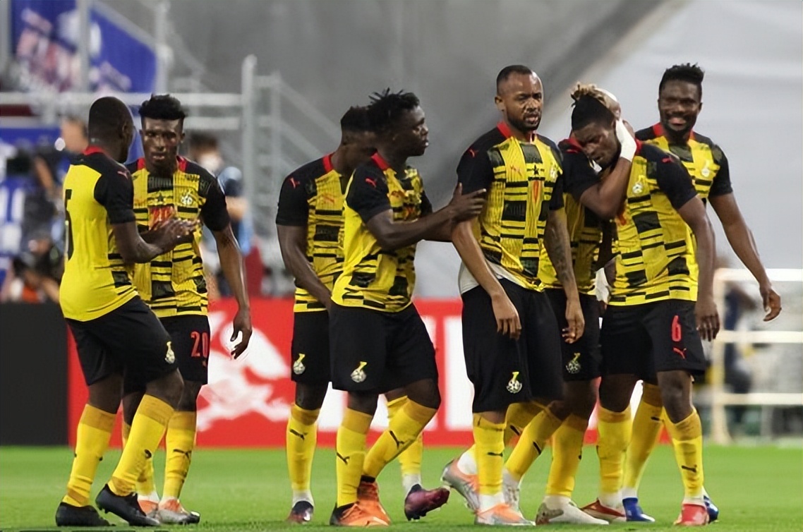 加纳足球队(卡塔尔世界杯奇葩一幕:有球队忘带球衣,球迷:先穿国足踢