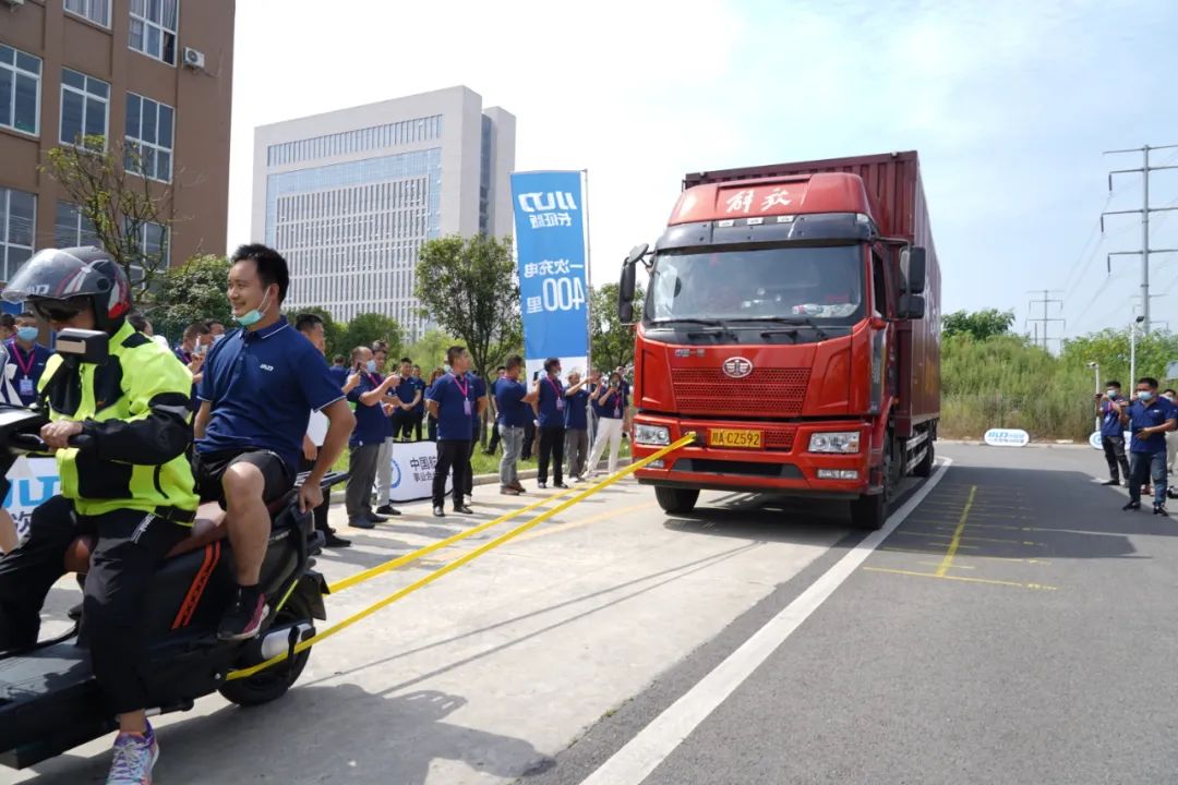 狂拽酷炫力炸天，小刀拉动10吨、12米长大货车
