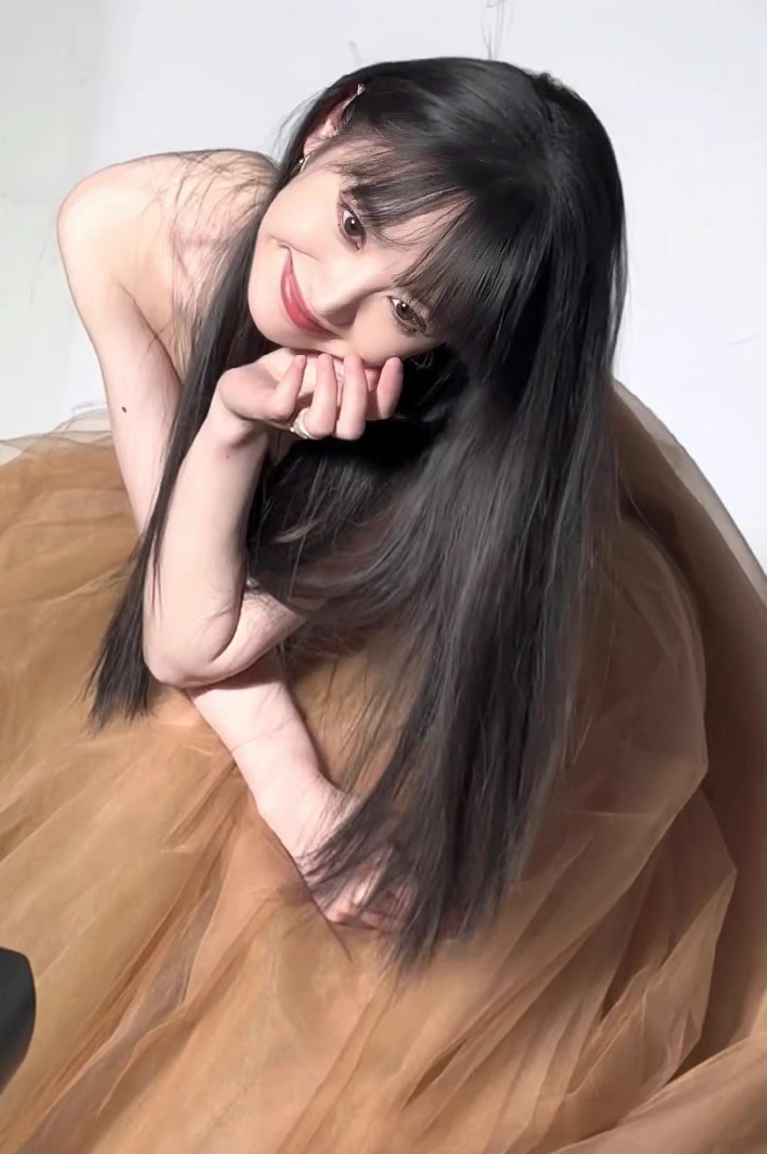 田曦薇gq红毯背后花絮,穿一身黄色抹胸薄纱裙,清新甜美范儿