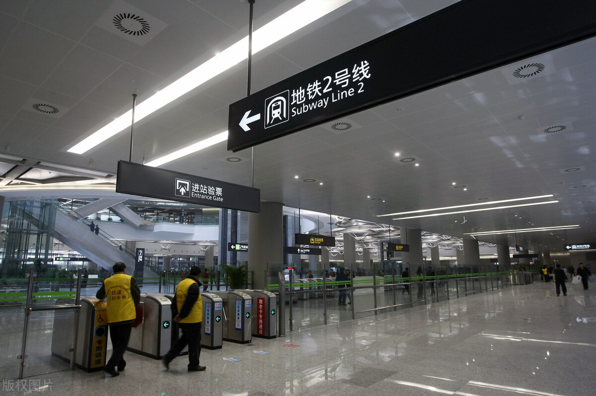 也可以乘坐地铁,2号线景田站,4号线莲花北站,下站后步行几百米也是