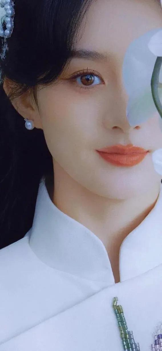 女星赵丽颖—巧笑嫣然，淡妆点缀，瓷肌红唇，漂亮的不像话