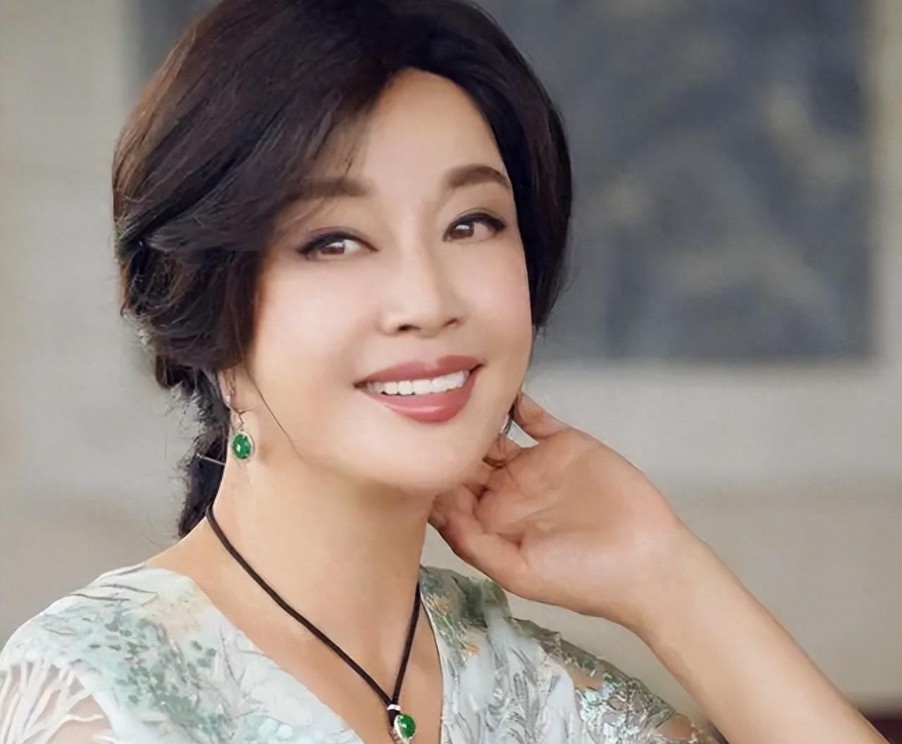 曾是超女冠军,却因整容失败像“怪物”,全身只剩下眼珠是自己的