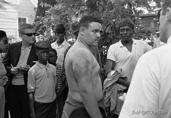 黑人留学生疯狂“猎艳”苏联女郎，遭苏联青年狂揍，引发黑人运动